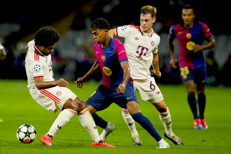 El delantero del FC Barcelona Lamine Yamal (c) se escapa del defensa del Bayern Joshua Kimmich (d), durante el encuentro correspondiente a la fase regular de la Liga de Campeones que disputaron el FC Barcelona y Bayern Munich en el estadio Olímpico Lluis Companys, en Barcelona. EFE/Alejandro García.