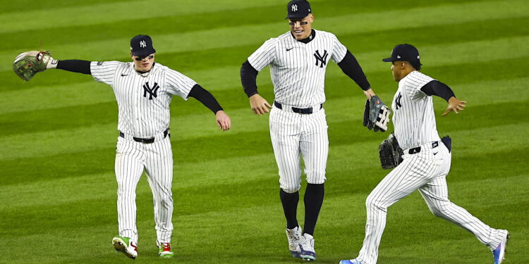 Los Yankees Alex Verdugo, Aaron Judge y Juan Soto celebran después de ganar el primer juego de la Serie de Campeonato de la Liga Americana de la Major League Baseball (MLB) entre los Guardianes de Cleveland y los Nuevos York Yankees en el distrito Bronx de Nueva York, Nueva York, 14 de octubre de 2024. La Serie de Campeonato de la Liga es el mejor de siete juegos. El ganador de la Serie de Campeonato de la Liga Americana se enfrentará al ganador de la Serie de Campeonato de la Liga Nacional para avanzar a la Serie Mundial. (Liga de Campeones, Nueva York) EFE/EPA/CJ GUNTHER