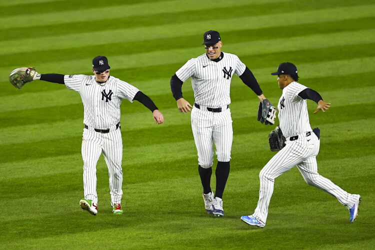 Los Yankees Alex Verdugo, Aaron Judge y Juan Soto celebran después de ganar el primer juego de la Serie de Campeonato de la Liga Americana de la Major League Baseball (MLB) entre los Guardianes de Cleveland y los Nuevos York Yankees en el distrito Bronx de Nueva York, Nueva York, 14 de octubre de 2024. La Serie de Campeonato de la Liga es el mejor de siete juegos. El ganador de la Serie de Campeonato de la Liga Americana se enfrentará al ganador de la Serie de Campeonato de la Liga Nacional para avanzar a la Serie Mundial. (Liga de Campeones, Nueva York) EFE/EPA/CJ GUNTHER