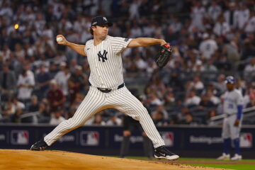 El lanzador de los Yankees de Nueva York, Gerrit Cole, lanza un lanzamiento contra los Reales de Kansas City durante el primer partido de playoffs de la Serie Divisional de la Liga Americana de la Major League Baseball (MLB) entre los Reales de Kansas City y Los Yankees de Nueva York en Nueva York, Nueva York, 05 de octubre de 2024. La serie es al mejor de cinco juegos. (Nueva York) EFE/EPA/SARAH YENESEL