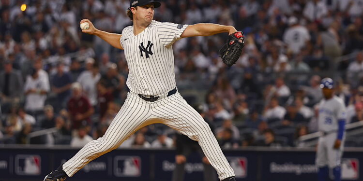 El lanzador de los Yankees de Nueva York, Gerrit Cole, lanza un lanzamiento contra los Reales de Kansas City durante el primer partido de playoffs de la Serie Divisional de la Liga Americana de la Major League Baseball (MLB) entre los Reales de Kansas City y Los Yankees de Nueva York en Nueva York, Nueva York, 05 de octubre de 2024. La serie es al mejor de cinco juegos. (Nueva York) EFE/EPA/SARAH YENESEL