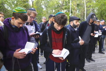 Los judíos ucranianos asisten a una oración en memoria de las víctimas del Holocausto en vísperas de la festividad religiosa judía de Yom Kippur en Babyn Yar en Kiev, Ucrania, el 11 de octubre de 2024. Unos 34.000 Los judíos fueron asesinados en las masacres llevadas a cabo por las fuerzas nazis alemanas durante la Segunda Guerra Mundial en el barranco de Babyn Yar entre el 29 y el 30 de septiembre de 1941. En total, más de 100.000 personas de diferentes nacionalidades perdieron la vida en Babyn Yar entre 1941 y 1943. (Ucrania , Kiev) EFE/EPA/SERGEI DOLZHENKO