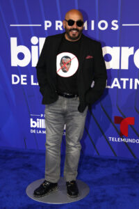 45abd113cb757b8de4f05b0be7010d1976647cf0w-300x213 El negro y los diseños clásicos intervenidos dominaron la alfombra de los Latin Billboards