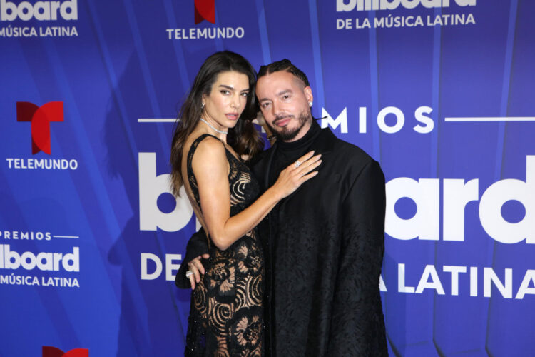 El cantante colombiano J Balvin y su esposa la actriz y modelo argentina Valentina Ferrer posan en la alfombra azul de los premios Billboard de la Música Latina, este jueves en el Jackie Gleason Theatre, en Miami Beach (Estados Unidos).