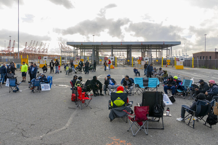 Miles de estibadores se concentraron, en la entrada de puertos de toda la costa este y el golfo de México para continuar con una huelga general que comienza a afianzarse y que el presidente estadounidense, Joe Biden, ha dicho que puede convertirse en un "desastre provocado por el hombre". EFE/Ángel Colmenares