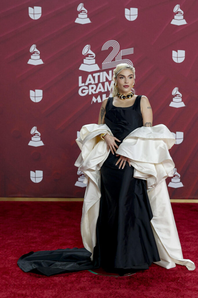 f72d6ea0017c1067f49c979e6cd250cc478b52c9w-1-683x1024 La moda conceptual y la originalidad dominan la alfombra de los Latin Grammy