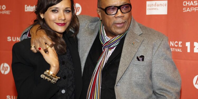 Imagen de archivo de la actriz estadounidense Rashida Jones abrazada a su padre, Quincy Jones. EFE/George Frey