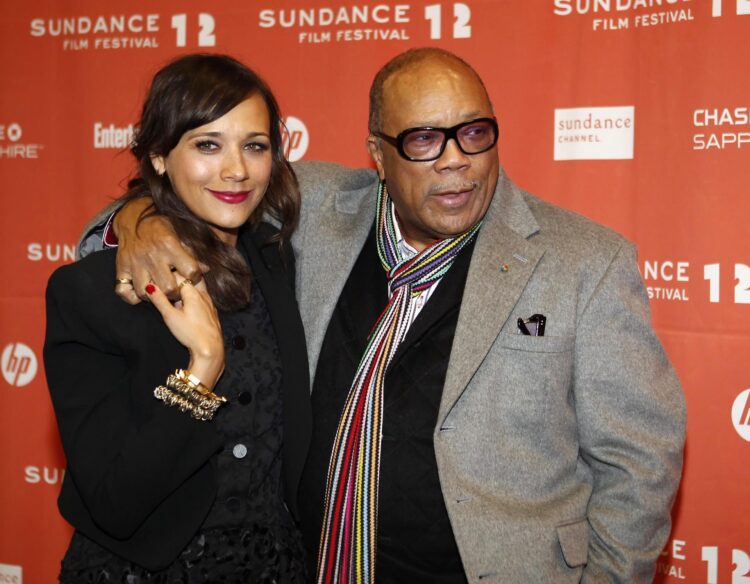 Imagen de archivo de la actriz estadounidense Rashida Jones abrazada a su padre, Quincy Jones. EFE/George Frey