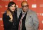 Imagen de archivo de la actriz estadounidense Rashida Jones abrazada a su padre, Quincy Jones. EFE/George Frey