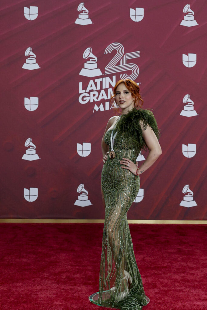 f72d6ea0017c1067f49c979e6cd250cc478b52c9w-1-683x1024 La moda conceptual y la originalidad dominan la alfombra de los Latin Grammy