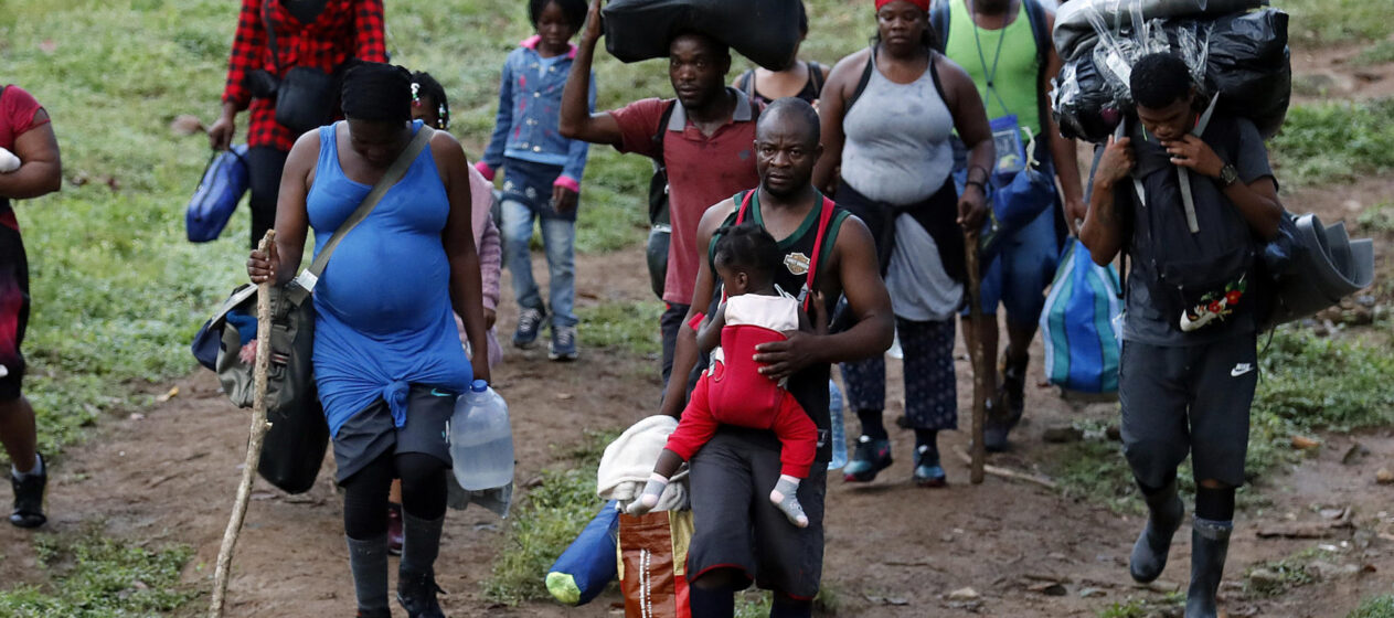 Fotografía de archivo fechada el 28 de septiembre de 2021 que muestra a migrantes haitianos en su camino hacia Panamá por el Tapón del Darién en Acandi (Colombia). EFE/ Mauricio Dueñas Castañeda