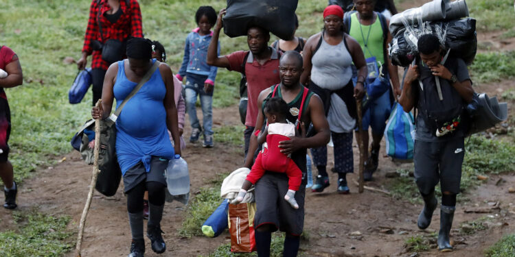 Fotografía de archivo fechada el 28 de septiembre de 2021 que muestra a migrantes haitianos en su camino hacia Panamá por el Tapón del Darién en Acandi (Colombia). EFE/ Mauricio Dueñas Castañeda