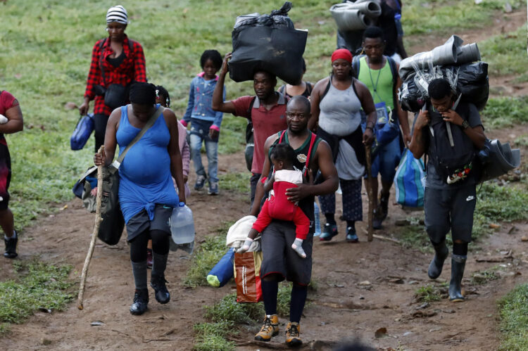 Fotografía de archivo fechada el 28 de septiembre de 2021 que muestra a migrantes haitianos en su camino hacia Panamá por el Tapón del Darién en Acandi (Colombia). EFE/ Mauricio Dueñas Castañeda