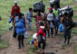 Fotografía de archivo fechada el 28 de septiembre de 2021 que muestra a migrantes haitianos en su camino hacia Panamá por el Tapón del Darién en Acandi (Colombia). EFE/ Mauricio Dueñas Castañeda