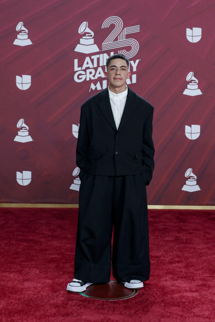 f72d6ea0017c1067f49c979e6cd250cc478b52c9w-1-683x1024 La moda conceptual y la originalidad dominan la alfombra de los Latin Grammy