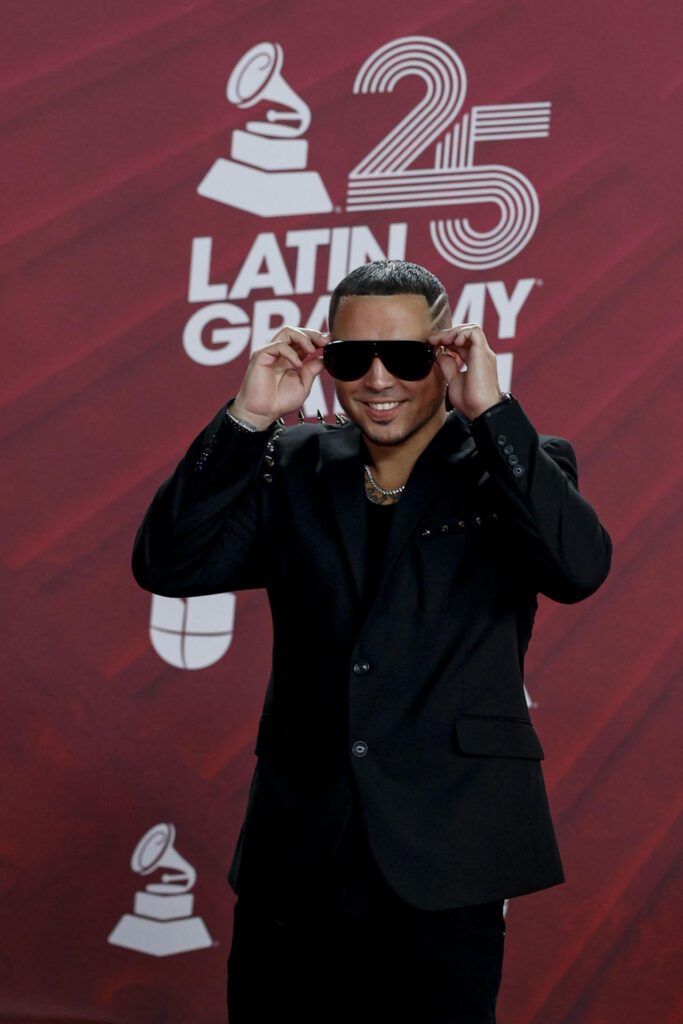 f72d6ea0017c1067f49c979e6cd250cc478b52c9w-1-683x1024 La moda conceptual y la originalidad dominan la alfombra de los Latin Grammy