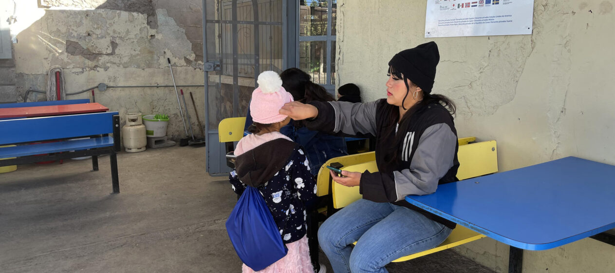 Fotografía de migrantes en un albergue, este jueves en Ciudad Juárez, Chihuahua (México). EFE/ Luis Torres