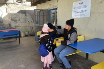 Fotografía de migrantes en un albergue, este jueves en Ciudad Juárez, Chihuahua (México). EFE/ Luis Torres