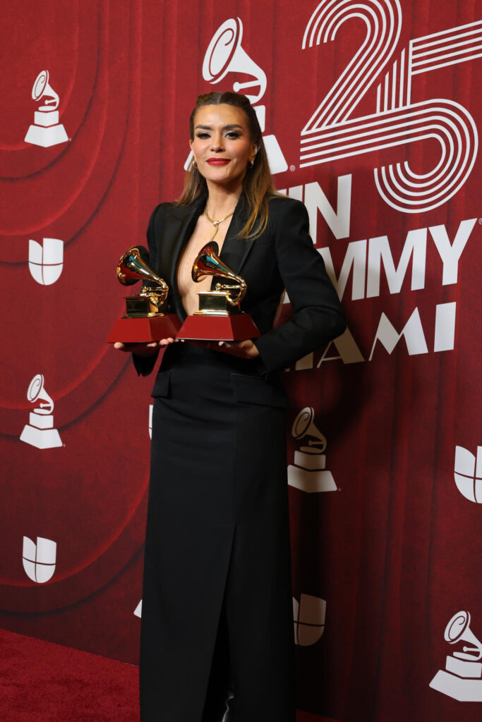 0866d92abb0eb3b2ffc62d513742be73faedbdd2w-683x1024 Resumen y ganadores de los premios Latin Grammy