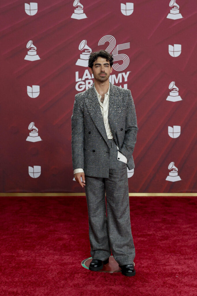 f72d6ea0017c1067f49c979e6cd250cc478b52c9w-1-683x1024 La moda conceptual y la originalidad dominan la alfombra de los Latin Grammy