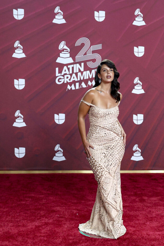 f72d6ea0017c1067f49c979e6cd250cc478b52c9w-1-683x1024 La moda conceptual y la originalidad dominan la alfombra de los Latin Grammy