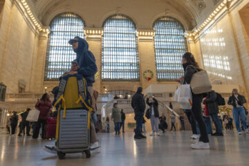 USA9549. NUEVA YORK (NY, EEUU), 27/11/2024.- Pasajeros esperan este miércoles en la estación Gran Central de Nueva York (EE.UU.). Buena parte del territorio continental de Estados Unidos estará desde este miércoles y por los próximos días, es decir durante el fin de semana largo por el festivo del Día de Acción de Gracias, bajo lluvias y nieve, un pronóstico meteorológico que puede afectar los planes de viaje de millones de personas. EFE/Ángel Colmenares