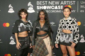 Las integrantes de la banda de pop argentina Darumas, posan en la alfombra de la ceremonia de presentación del Mejor Artista Nuevo 2024. Foto: EFE/ Marlon Pacheco