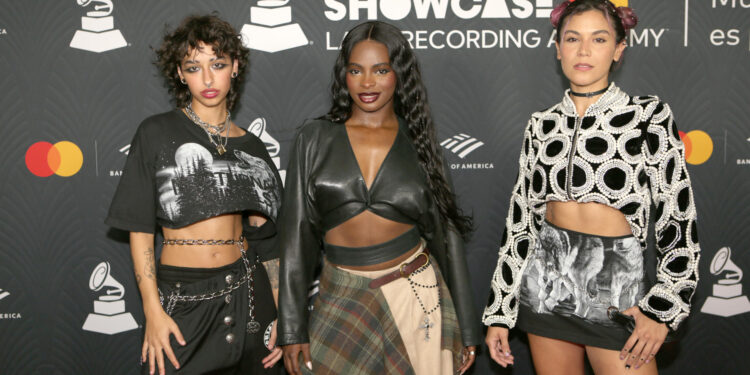 Las integrantes de la banda de pop argentina Darumas, posan en la alfombra de la ceremonia de presentación del Mejor Artista Nuevo 2024. Foto: EFE/ Marlon Pacheco