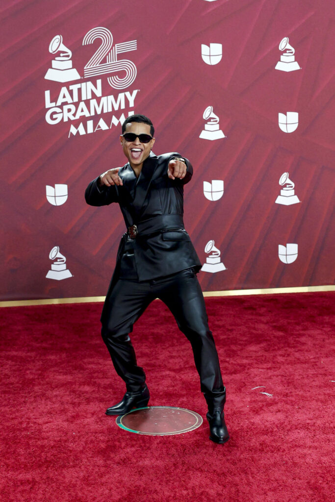 f72d6ea0017c1067f49c979e6cd250cc478b52c9w-1-683x1024 La moda conceptual y la originalidad dominan la alfombra de los Latin Grammy