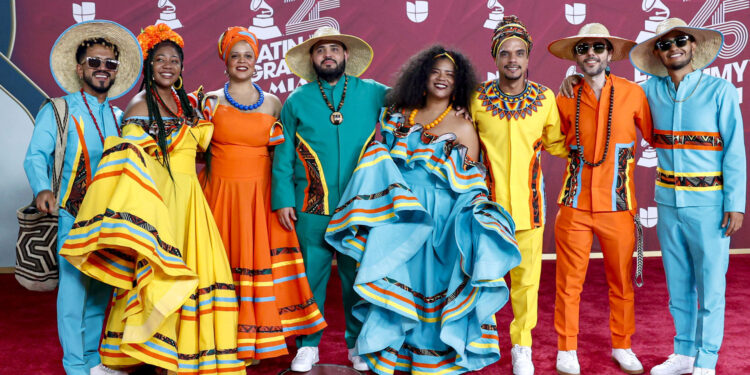 USA8974. MIAMI (ESTADOS UNIDOS), 14/11/2024.- Los integrantes de la agrupación folclórica colombiana Tonada, posan en la alfombra roja de la 25 entrega anual de los Premios Latin Grammy, este jueves, en el Kaseya Center de Miami, Florida (Estados Unidos). EFE/ Eva Marie Uzcátegui