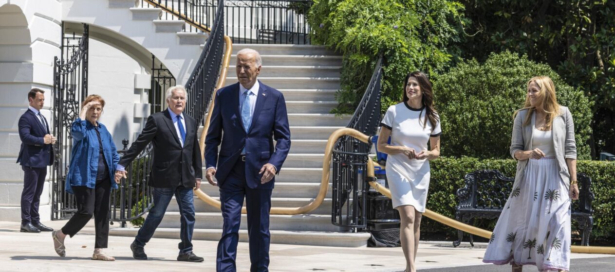 Imagen de archivo del presidente de EE. UU., Joe Biden (centro), mientras sale de la Casa Blanca para un evento sobre la salud en el país. EFE/EPA/Anna Rose Layden/POOL