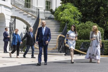 Imagen de archivo del presidente de EE. UU., Joe Biden (centro), mientras sale de la Casa Blanca para un evento sobre la salud en el país. EFE/EPA/Anna Rose Layden/POOL