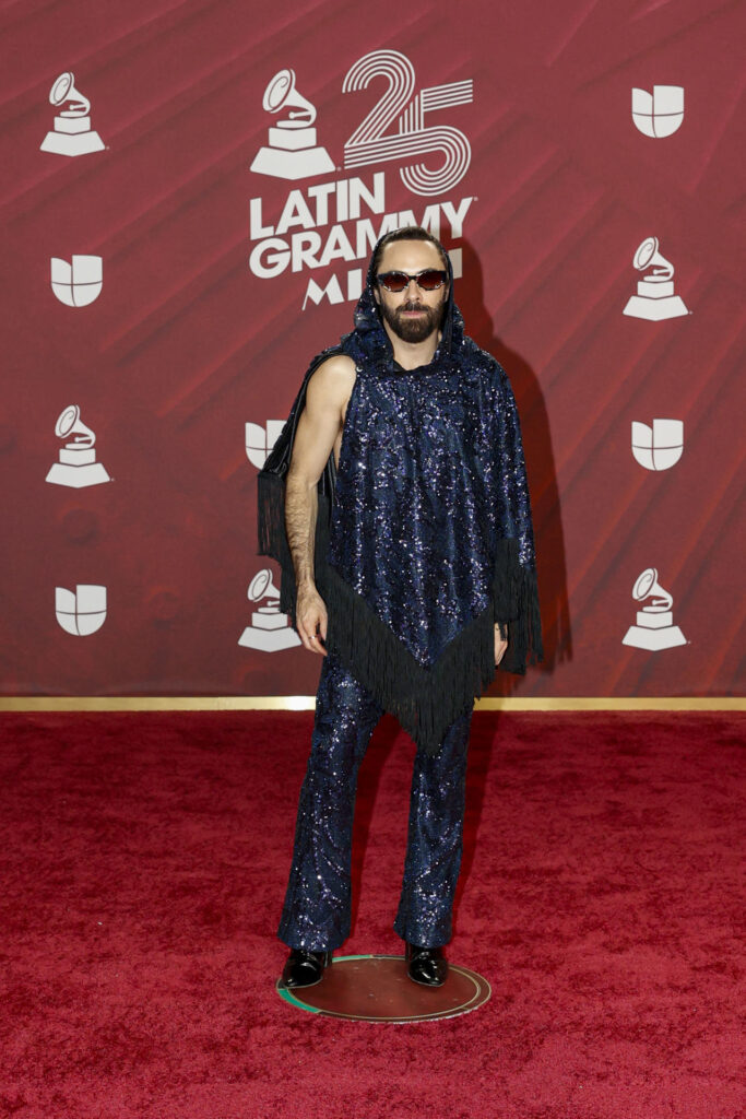 f72d6ea0017c1067f49c979e6cd250cc478b52c9w-1-683x1024 La moda conceptual y la originalidad dominan la alfombra de los Latin Grammy