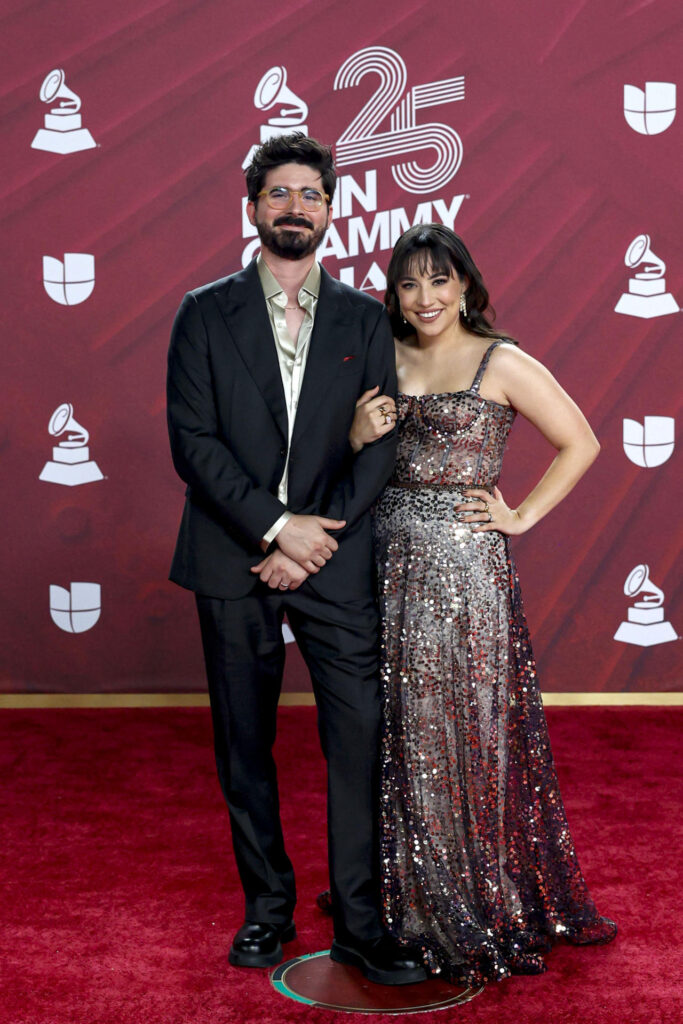 f72d6ea0017c1067f49c979e6cd250cc478b52c9w-1-683x1024 La moda conceptual y la originalidad dominan la alfombra de los Latin Grammy