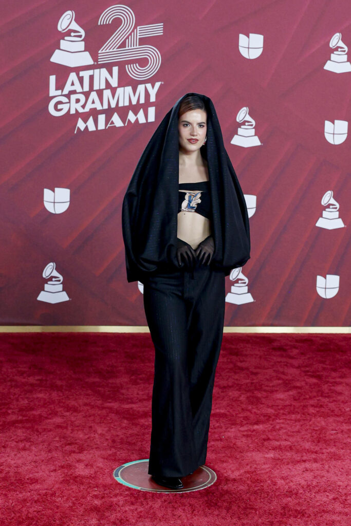 f72d6ea0017c1067f49c979e6cd250cc478b52c9w-1-683x1024 La moda conceptual y la originalidad dominan la alfombra de los Latin Grammy