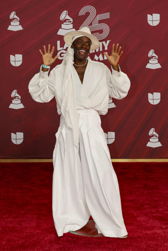 f72d6ea0017c1067f49c979e6cd250cc478b52c9w-1-683x1024 La moda conceptual y la originalidad dominan la alfombra de los Latin Grammy