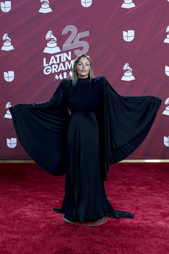 f72d6ea0017c1067f49c979e6cd250cc478b52c9w-1-683x1024 La moda conceptual y la originalidad dominan la alfombra de los Latin Grammy