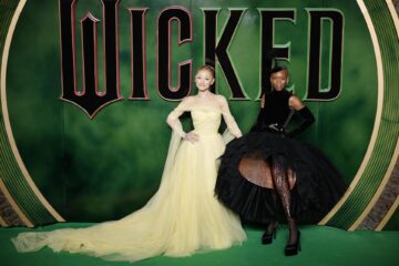 Imagen de archivo de Ariana Grande y Cynthia Erivo en el estreno de 'Wicked' en Londres. EFE/EPA/TOLGA AKMEN