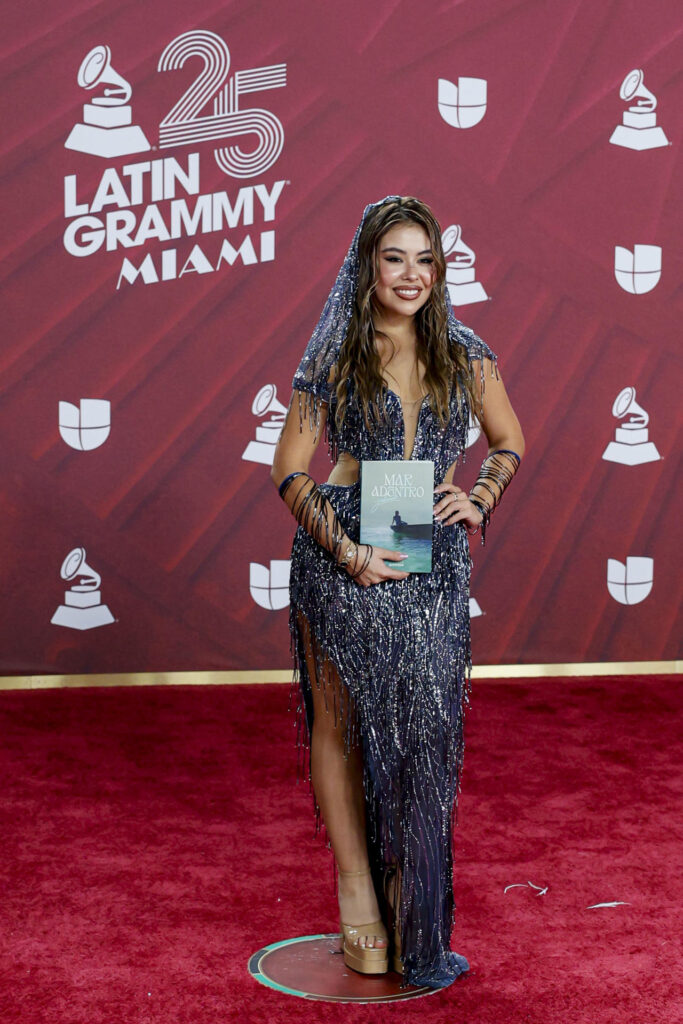 f72d6ea0017c1067f49c979e6cd250cc478b52c9w-1-683x1024 La moda conceptual y la originalidad dominan la alfombra de los Latin Grammy