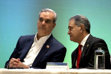 El presidente de República Dominicana, Luis Abinader (i), habla con Ygnacio Pascual Camacho, presidente del Tribunal Superior Electoral (TSE), este jueves durante la inauguración del Congreso Internacional Democracia en América Latina, en Santo Domingo (República Dominicana). Almagro afirmó que la democracia en algunos países de América Latina ha sido víctima en los últimos años de ataques y coptación del Poder Judicial y de los procesos electorales, además de persecución a la libertad de expresión, mientras la región sigue sin resolver los problemas de los menores favorecidos. EFE/ Orlando Barría