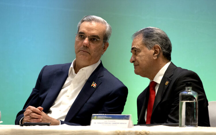 El presidente de República Dominicana, Luis Abinader (i), habla con Ygnacio Pascual Camacho, presidente del Tribunal Superior Electoral (TSE), este jueves durante la inauguración del Congreso Internacional Democracia en América Latina, en Santo Domingo (República Dominicana). Almagro afirmó que la democracia en algunos países de América Latina ha sido víctima en los últimos años de ataques y coptación del Poder Judicial y de los procesos electorales, además de persecución a la libertad de expresión, mientras la región sigue sin resolver los problemas de los menores favorecidos. EFE/ Orlando Barría