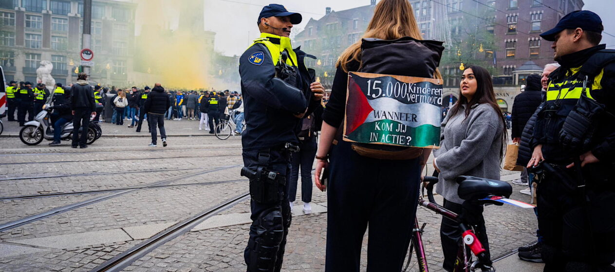 Amsterdam (Netherlands), 07/11/2024.- Dutch police talk to a pro-Palestinian activist as Maccabi Tel Aviv supporters gather at De Dam in Amsterdam ahead of the UEFA Europa League match between Ajax and Maccabi Tel Aviv in Amsterdam, Netherlands, 07 November 2024. (Países Bajos; Holanda) EFE/EPA/JEROEN JUMELET