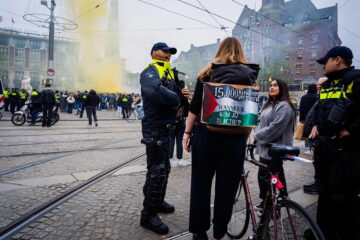 Amsterdam (Netherlands), 07/11/2024.- Dutch police talk to a pro-Palestinian activist as Maccabi Tel Aviv supporters gather at De Dam in Amsterdam ahead of the UEFA Europa League match between Ajax and Maccabi Tel Aviv in Amsterdam, Netherlands, 07 November 2024. (Países Bajos; Holanda) EFE/EPA/JEROEN JUMELET