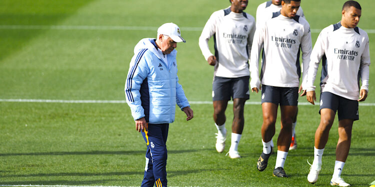 El entrenador del Real Madrid, Carlo Ancelotti durante el entrenamiento del equipo en la Ciudad Deportiva de Valdebebas, este lunes, para preparar el partido de la cuarta jornada de la Liga de Campeones que mañana disputarán frente al AC Milan en el estadio Santiago Bernabéu de Madrid. EFE/Sergio Pérez