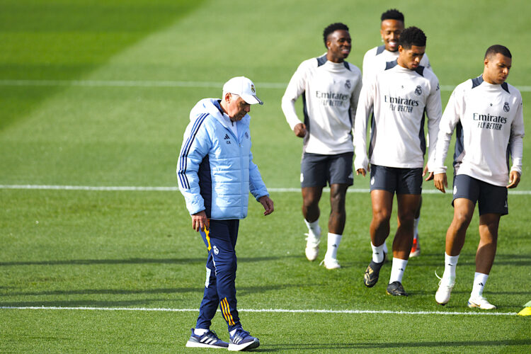 El entrenador del Real Madrid, Carlo Ancelotti durante el entrenamiento del equipo en la Ciudad Deportiva de Valdebebas, este lunes, para preparar el partido de la cuarta jornada de la Liga de Campeones que mañana disputarán frente al AC Milan en el estadio Santiago Bernabéu de Madrid. EFE/Sergio Pérez