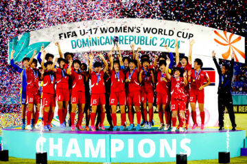 Jugadoras de Corea del Norte celebran con el trofeo al ganar la Copa Mundial Femenina sub-17 ante España, en el estadio Olímpico Félix Sánchez en Santo Domingo (República Dominicana). EFE/ Diana Sánchez