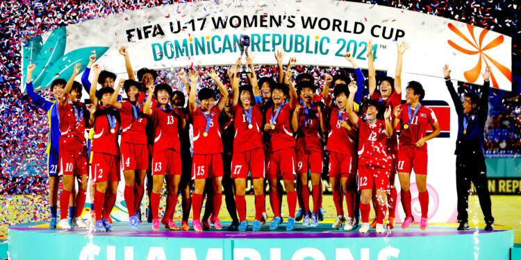 Jugadoras de Corea del Norte celebran con el trofeo al ganar la Copa Mundial Femenina sub-17 ante España, en el estadio Olímpico Félix Sánchez en Santo Domingo (República Dominicana). EFE/ Diana Sánchez