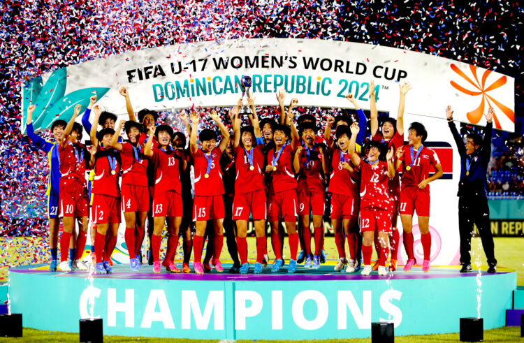 Jugadoras de Corea del Norte celebran con el trofeo al ganar la Copa Mundial Femenina sub-17 ante España, en el estadio Olímpico Félix Sánchez en Santo Domingo (República Dominicana). EFE/ Diana Sánchez