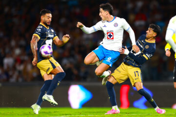 Nathanael Ananias (i) y Jorge Ruvalcaba de Pumas disputa el balón con Lorenzo Faravelli (c) de Cruz Azul, este sábado durante un partido de la jornada 14 del torneo Apertura 2024 de la Liga MX, en el estadio Olímpico Universitario de Ciudad de México (México). EFE/Alex Cruz