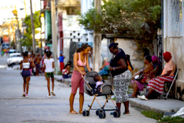 Dos mujeres caminan por una calle durante un apagón, este viernes en el municipio Cerro, en La Habana (Cuba). Los dos apagones totales que ha sufrido Cuba en las últimas tres semanas son un desastre económico, político y social que vienen a ahondar la crisis multidimensional que sufre el país, coinciden en destacar expertos consultados por EFE. EFE/ Yander Zamora